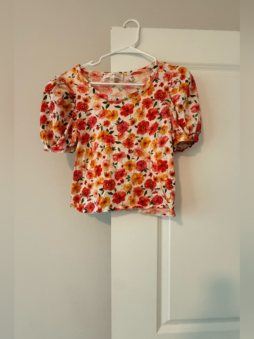 🔥$10 FINAL PRICE🔥 Chelsea & Theodore White Floral Puff Sleeve Crop Top with Red